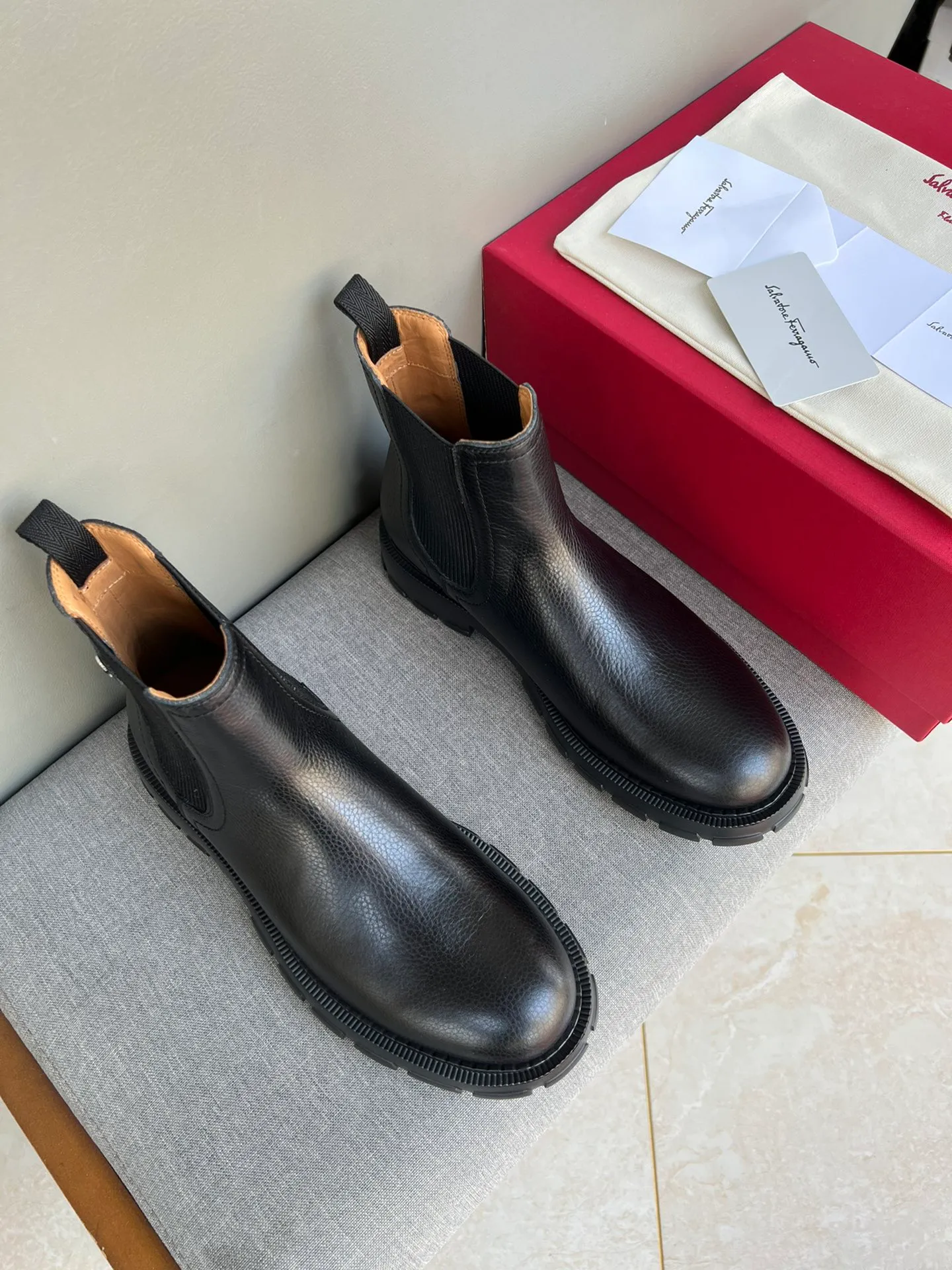 [Ferragamo] Top P: 1000💰 Number of yards: 39~44 (38.45 custom-made, non-refundable) Ferragamo winter series, original 1:1 development, casual men's short boots, original quality, exclusive new Ferragamo autumn and winter new high-top men's shoes, exquisite hand-stitching, workmanship details comparable to counters, imported calfskin upper, cowhide lining, original foam outsole.